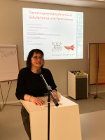Projekt 48-Vorsitzende Nicole Thies eröffnet die Tagung Gemeinsame Kämpfe im Exil